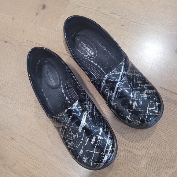 Easy Works by Easy Street 5Easy Works by Easy Street Women's Laurie Clog - Picture 3 of 5